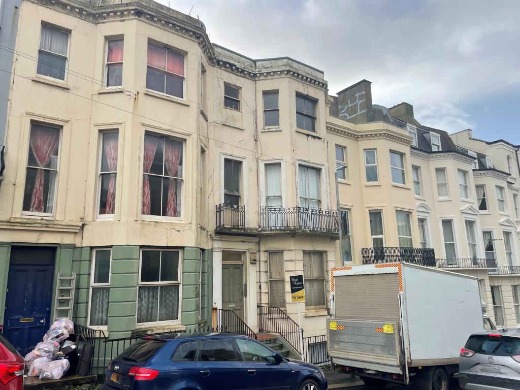 Lot: 100 - SECOND FLOOR STUDIO FLAT - Mid-terrace rendered property on hill